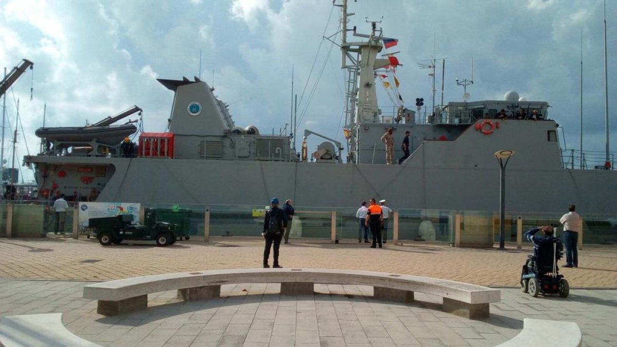 Imagen de uno de los barcos de la Armada atracados en el Moll de Costa.