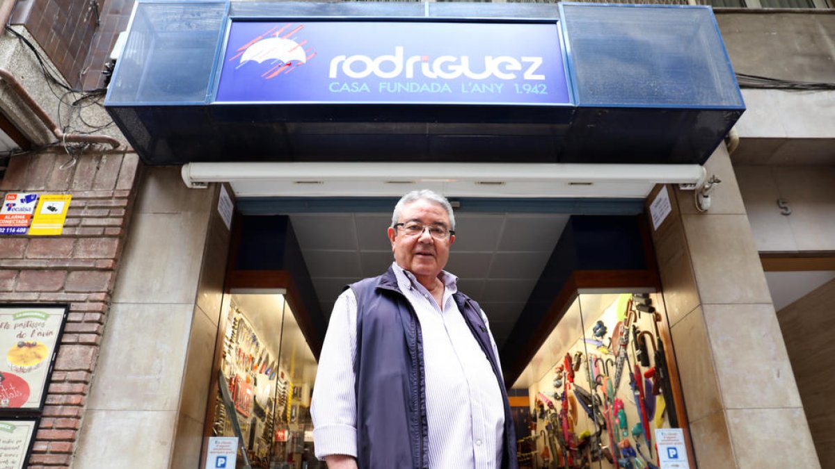 Jose Antonio delante del escaparate de su tienda, en la calle Canyelles de Tarragona.