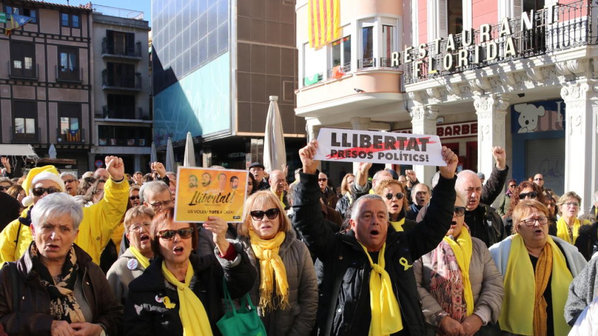 Imatge dels Avis de Reus manifestant-se a la plaça Mercadal de Reus