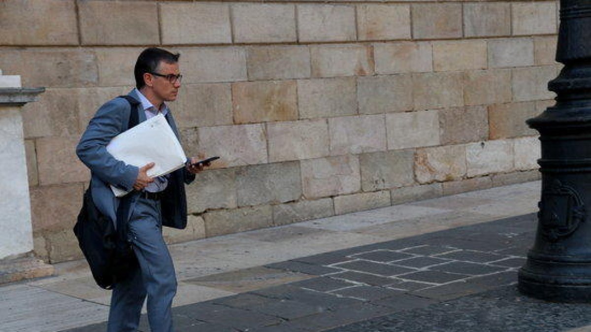 Imagen de archivo del secretario general de vicepresidencia y de Economia i Hisenda, Josep Maria Jové, saliendo del Palau de la Generalitat.