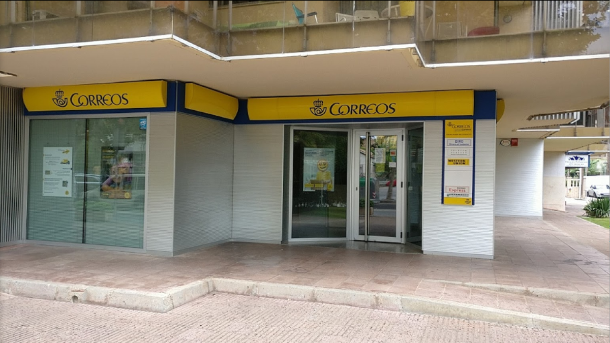 L'oficina Correos de Salou s'ubica al carrer Major des de fa uns anys.