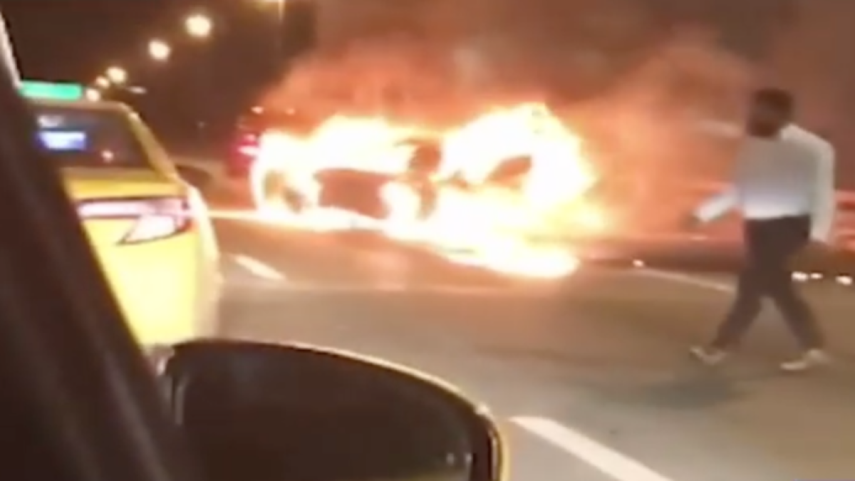 Captura de un vñideo que muestra el momento en que Ahmad abandona el vehículo en llamas y sube al taxi.