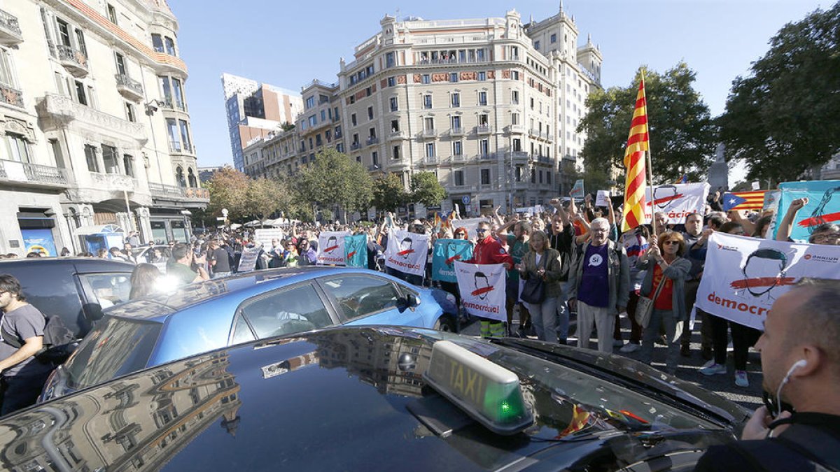 Protesta davant la conselleria d'Economia de la Generalitat per la intervenció policial.