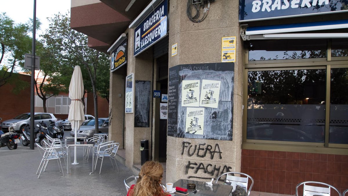 Imatge de les pintades que han aparegut a la paret del Bar Toribio.