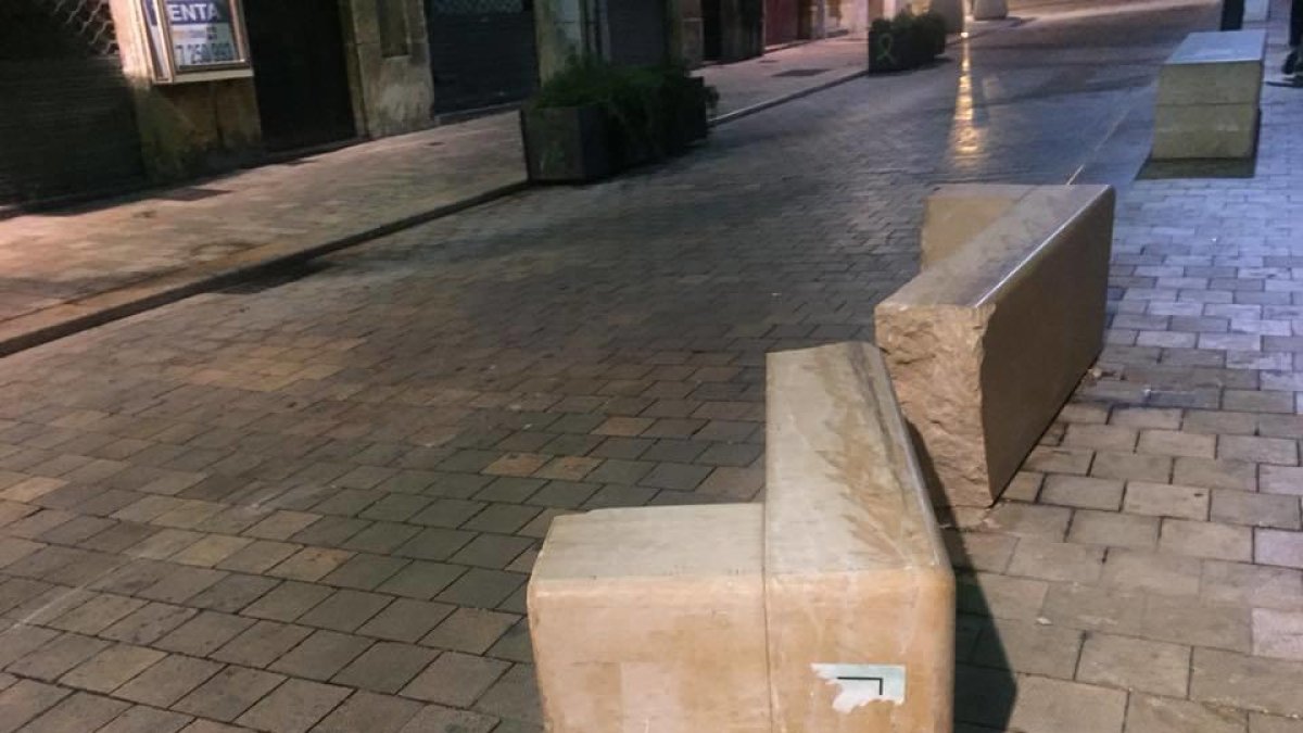 Un banc de màrmol destrossat a causa d'actes vandàlics al Cos del Bou.