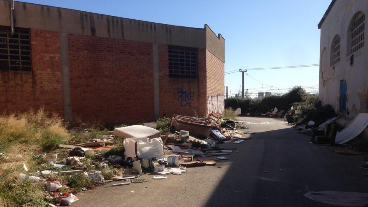 En la parcela 15 del Polígono Francolí se acumulan montañas de basura.