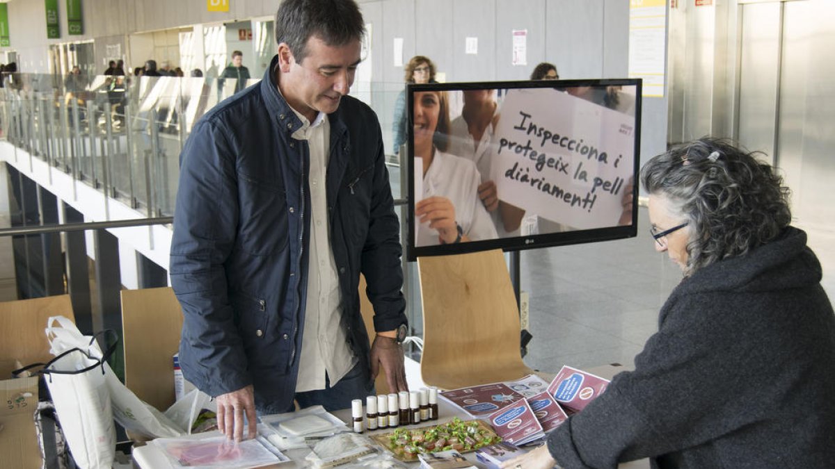 S'ha instal·lat una taula informativa al centre hospitalari per informar sobre aquest problema de salut.