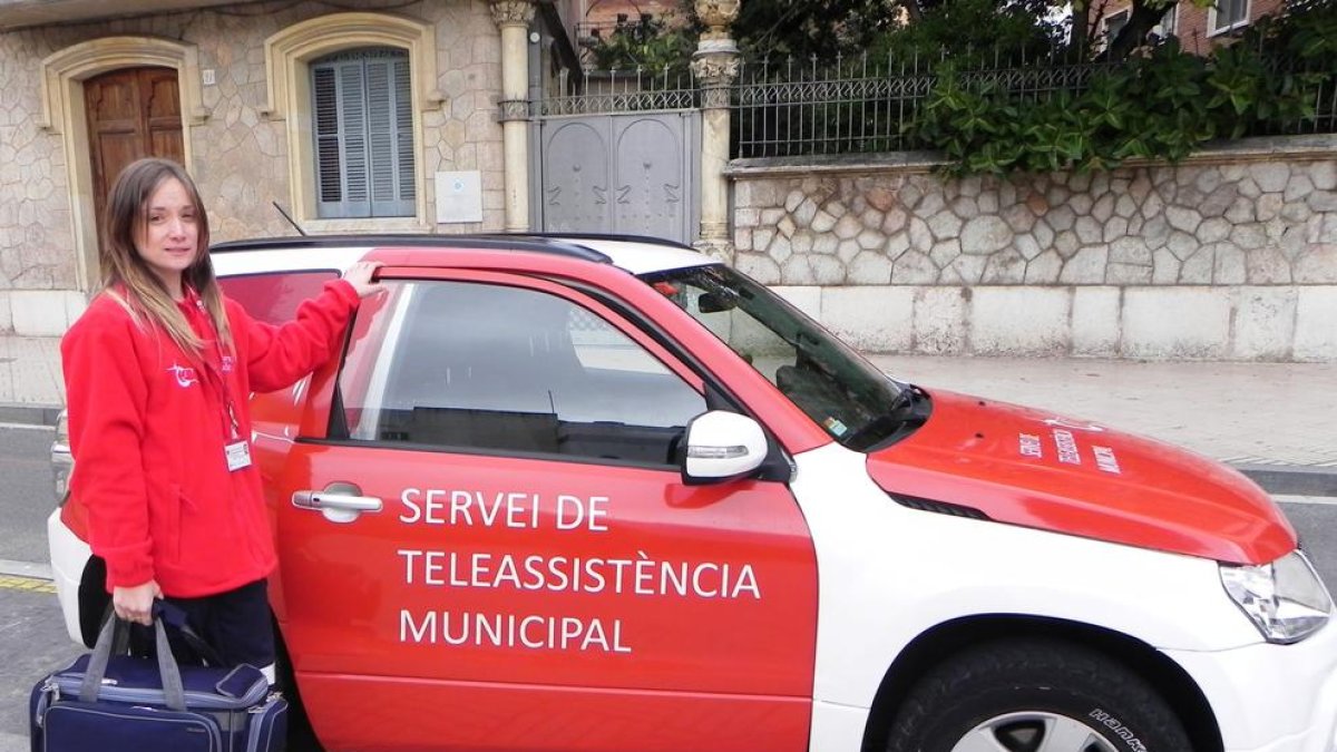 Imagen de archivo de una prestadora del Servicio de Teleasistencia Municipal de Reus con una unidad móvil.