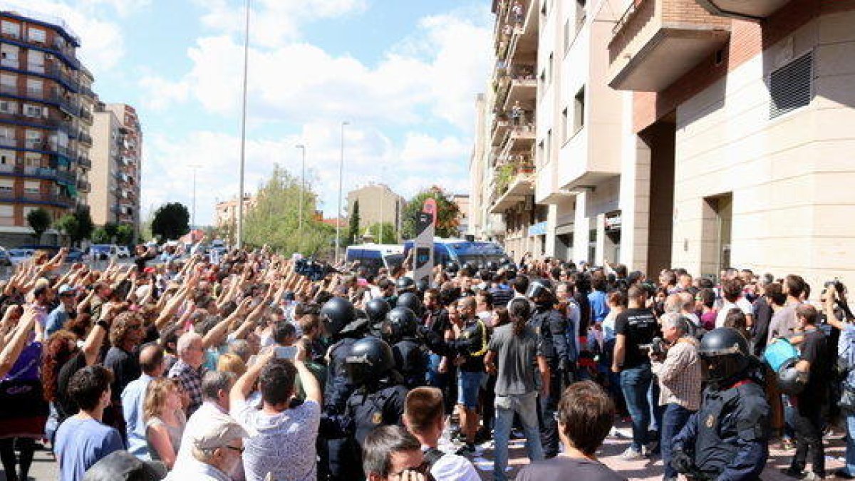 Plano general de la entrada en el domicilio particular de Joan Ignasi Sànchez, en el momento en que la policía española intentaba llevárselo detenido, los ciudadanos lo querían impedir y los Mossos han intervenido.