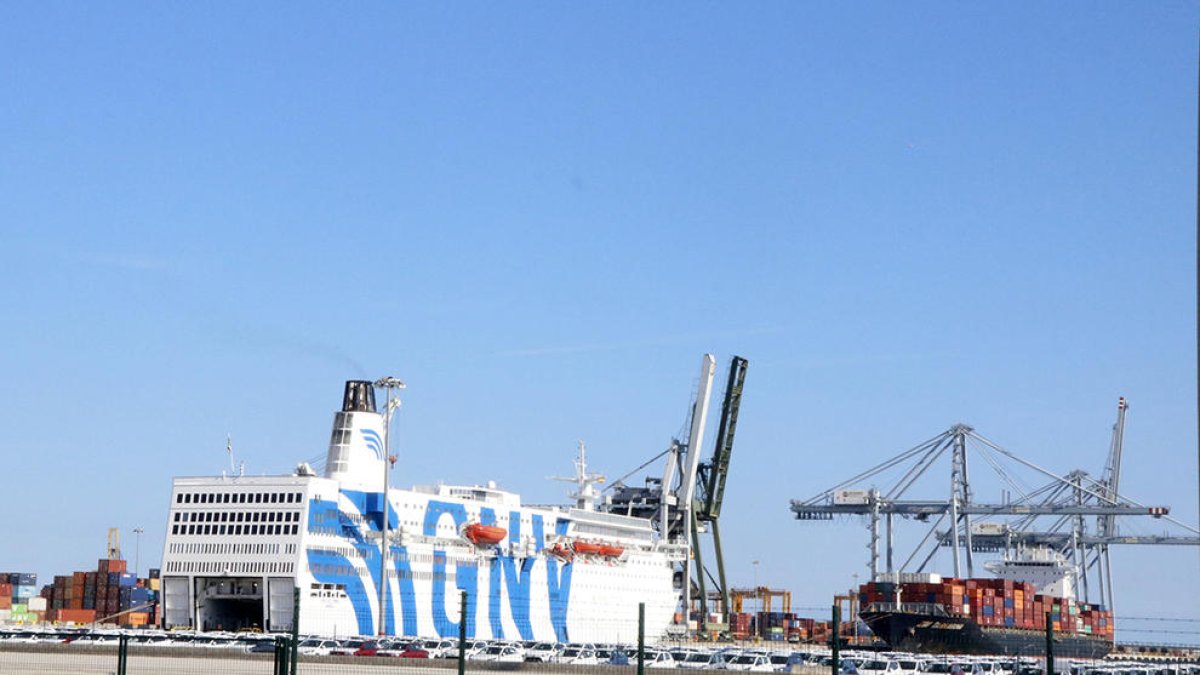 El creuer GNV Azzurra, atracat al Moll d'Andalusia del Port de Tarragona.