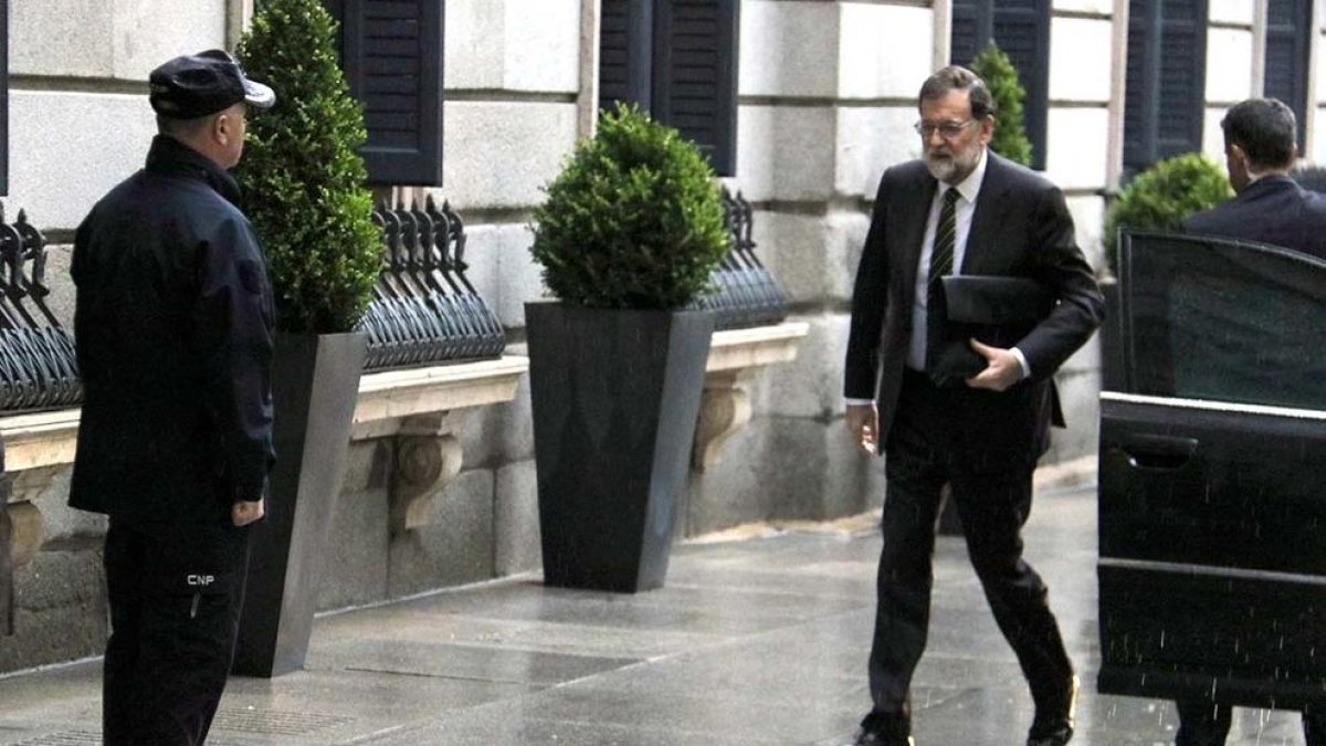 El president del Govern espanyol, Mariano Rajoy, arribant al Congrés dels Diputats.