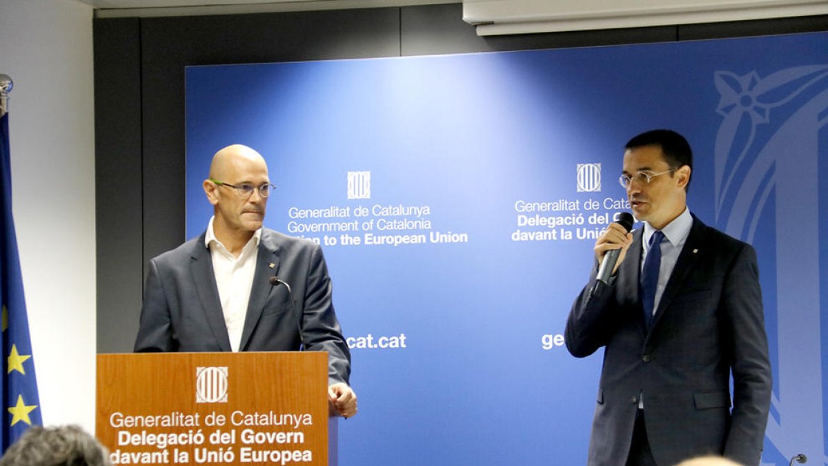 El conseller de Asuntos Exteriores, Raül Romeva, con el representante de la Generalitat de Catalunya ante la Unión Europea, Amadeu Altafaj.
