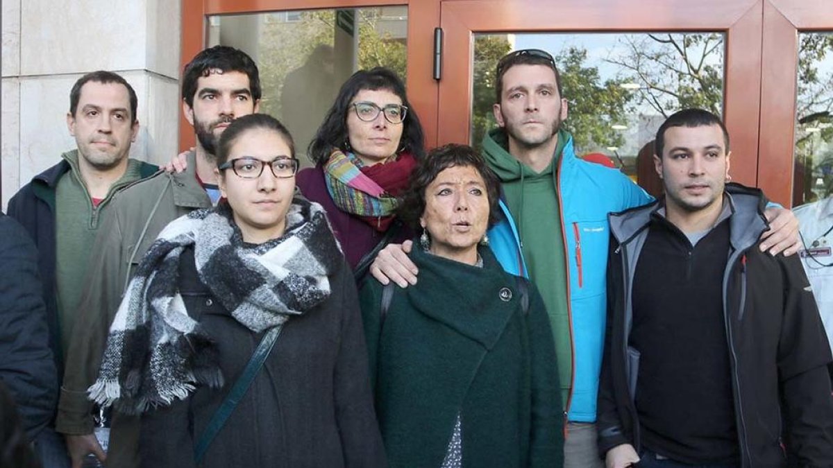 Diversos regidors de la CUP a la porta del jutjat de Reus. Imatge del 23 de novembre de 2017.