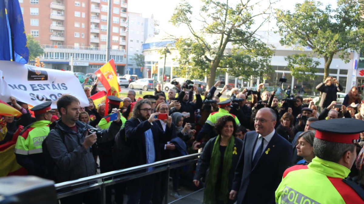 Plan|Plano abierto del alcalde de Reus, Carles Pellicer, entrando en el juzgado de Reus en medio de varios manifestantes. Imagen del 23 de noviembre de 2017