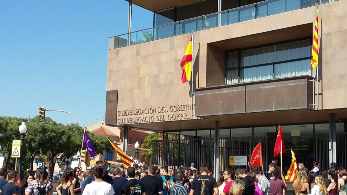 Fotografia de la concentració que s'ha fet aquest matí davant de la subdelegació del Govern a Tarragona.