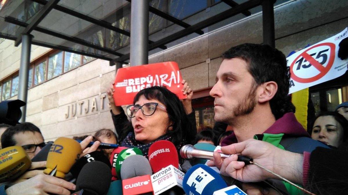 Llorens i Ciurana atendiendo a los medios de comunicación después de haber quedado en libertad.