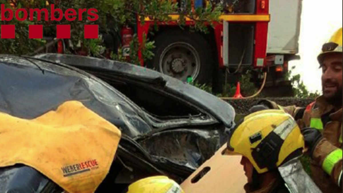 Cinc dotacions de Bombers s'han dirigit al lloc de l'accident per excarcerar el conductor del turisme accidentat.