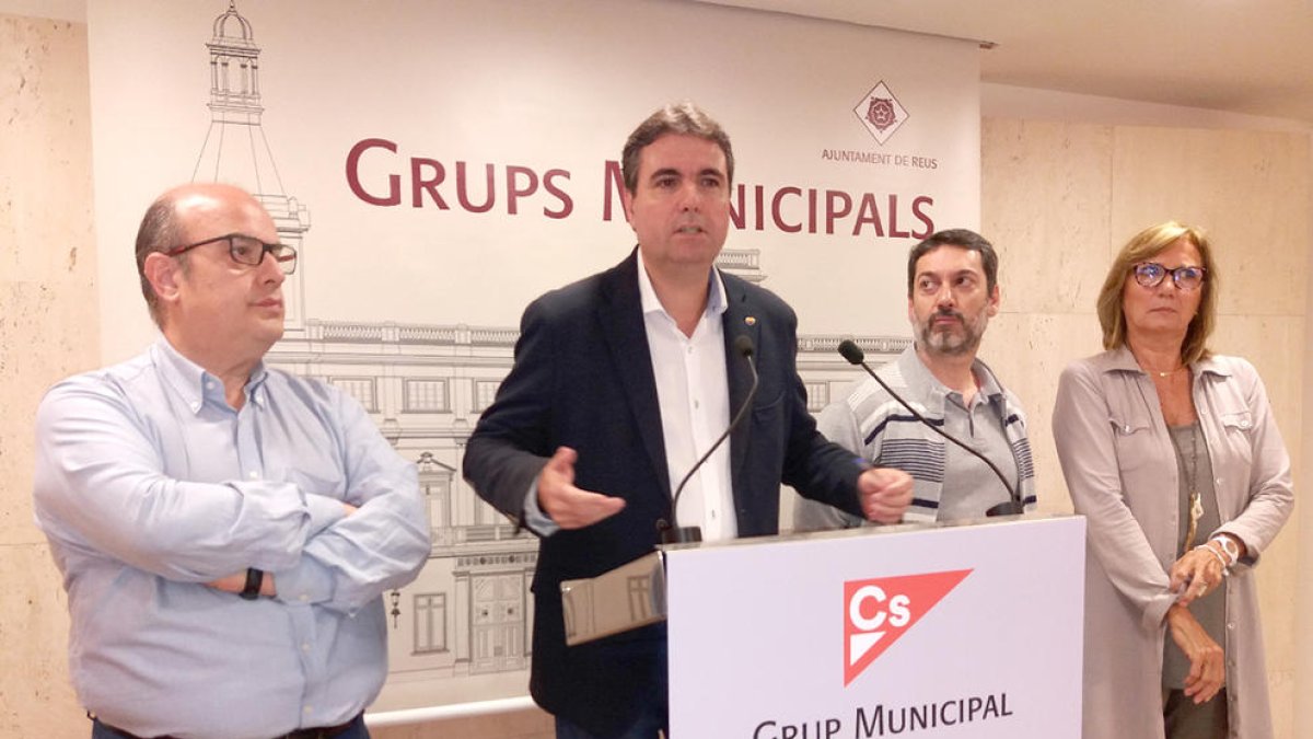 El portaveu de Ciutadans a Reus, anunciant les denúncies.