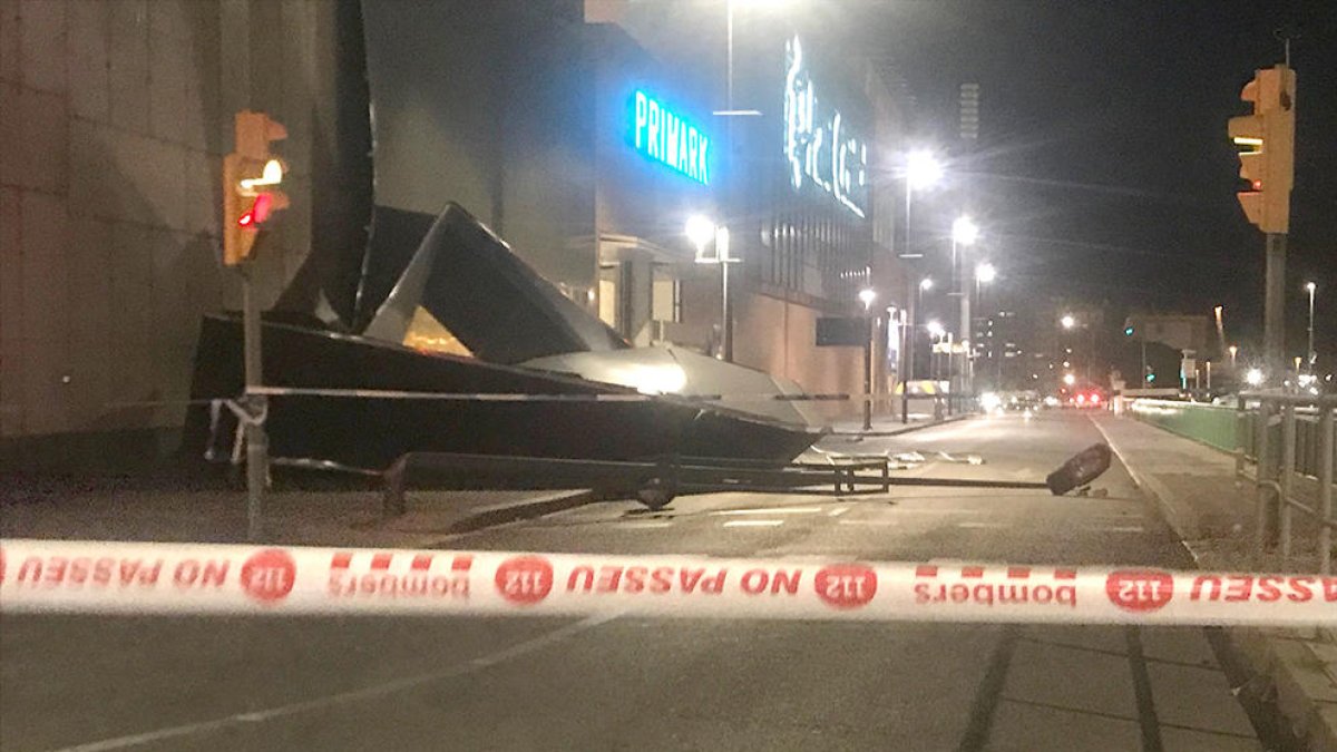 El viento ha hecho caer parte de la cubierta exterior del centro comercial Parc Central en Tarragona.