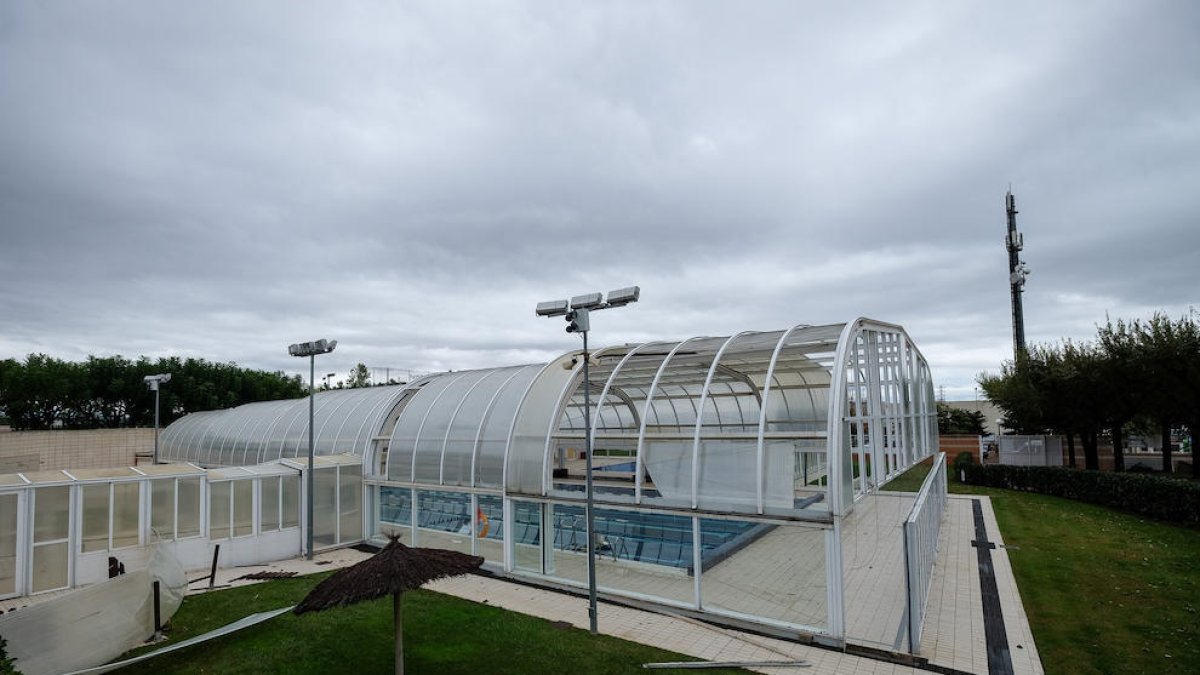 El temporal estropeó la cubierta d ela piscina municipal de la Pobla.
