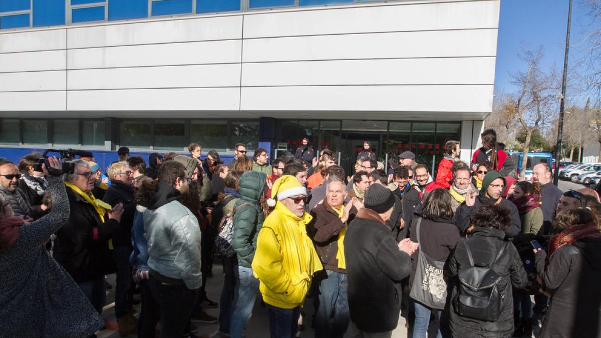 Concentración de apoyo|soporte a los detenidos delante de la comisaría de los MOssos de Escuadra en Reus.