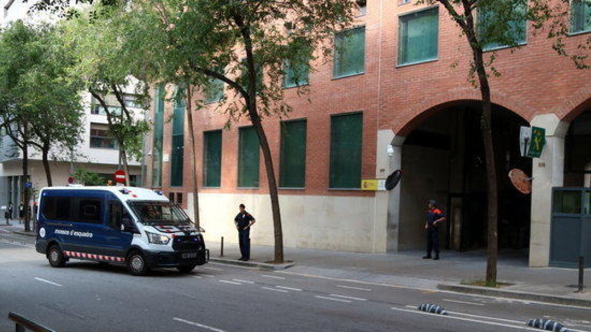 Furgoneta de los Mossos D'Esquadra llegando a la puerta del cuartel de la Guardia Civil en Travessa de Gràcia, el 21 de septiembre del 2017.