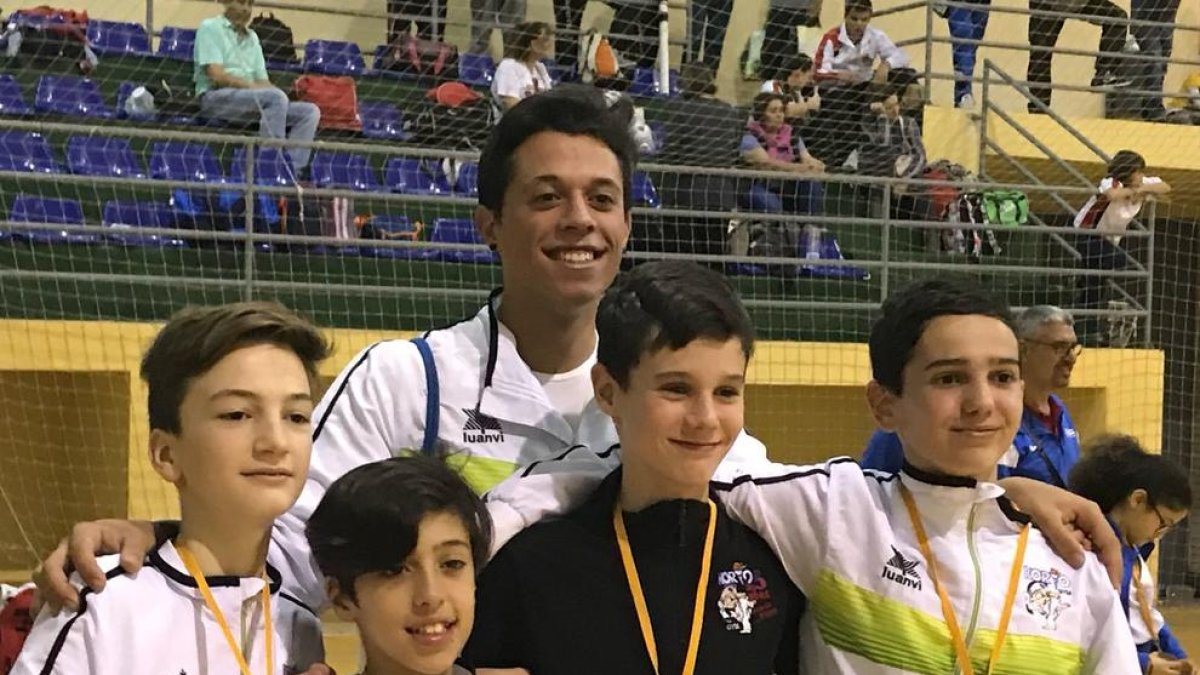 Los competidores del Gimnasio Koryo de Reus luciendo sus medallas.