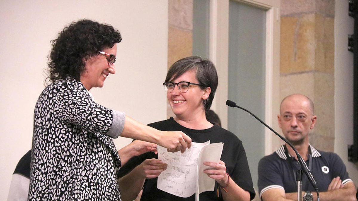 Marta Rovira (JxSí) ajuda amb els papers a la diputada de la CUP, Mireia Boya, durant la lectura de la Declaració d'Independència, el 10 d'Octubre de 2017.
