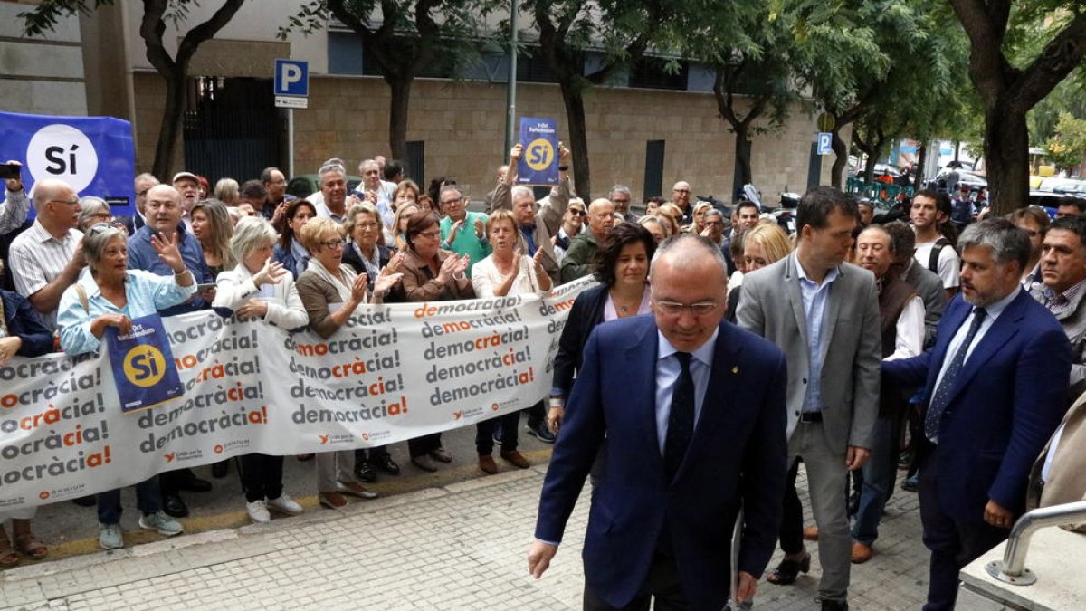 Plano abierto del alcalde de Reus, Carles Pellicer, dirigiéndose a las puertas de la Audiencia de Tarragona antes de comparecer delante de la fiscalía para el 1-0.