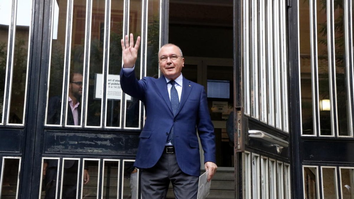 Plano americano del alcalde de Reus, Carles Pellicer, alzando la mano a la salida de la Audiencia de Tarragona, después de comparecer en la fiscalía.