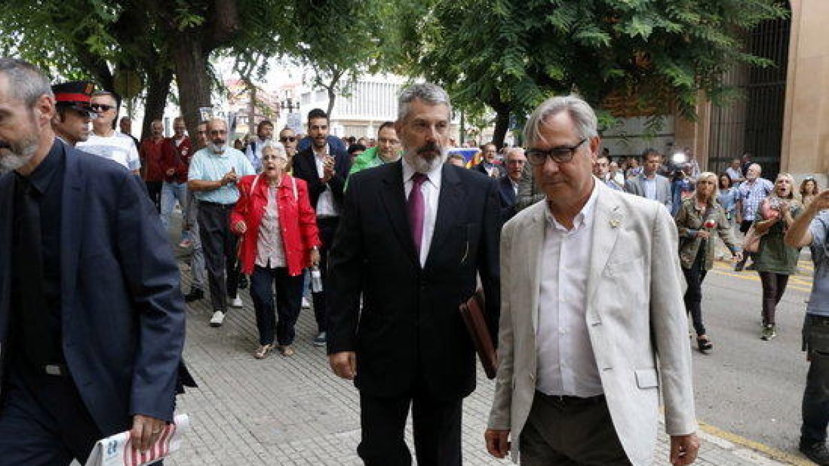 Plano americano del alcalde de Torredembarra, Eduard Rovira, llegando a la Audiencia de Tarragona. Imagen del 21 de septiembre del 2017.