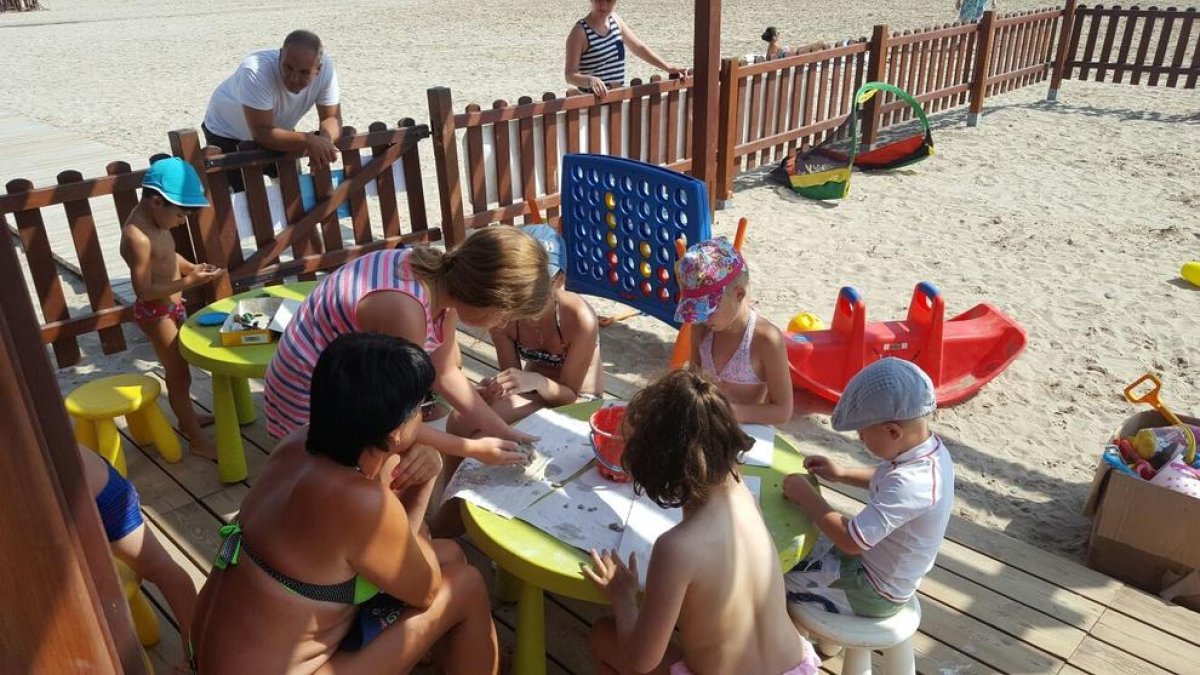 Los niños han disfrutado de juegos y actividades en el Club Infantil de la playa de la Pineda.
