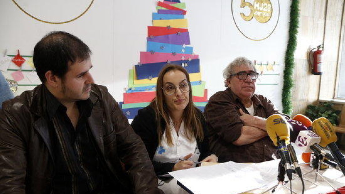 Pla mig dels delegats sindicals de la CGT al Joan XXIII, Ferran Mansergas i Carmen Sánchez, i de l'exdelegat sindical Agustí Aragonès, en roda de premsa el 8 de gener del 2018.