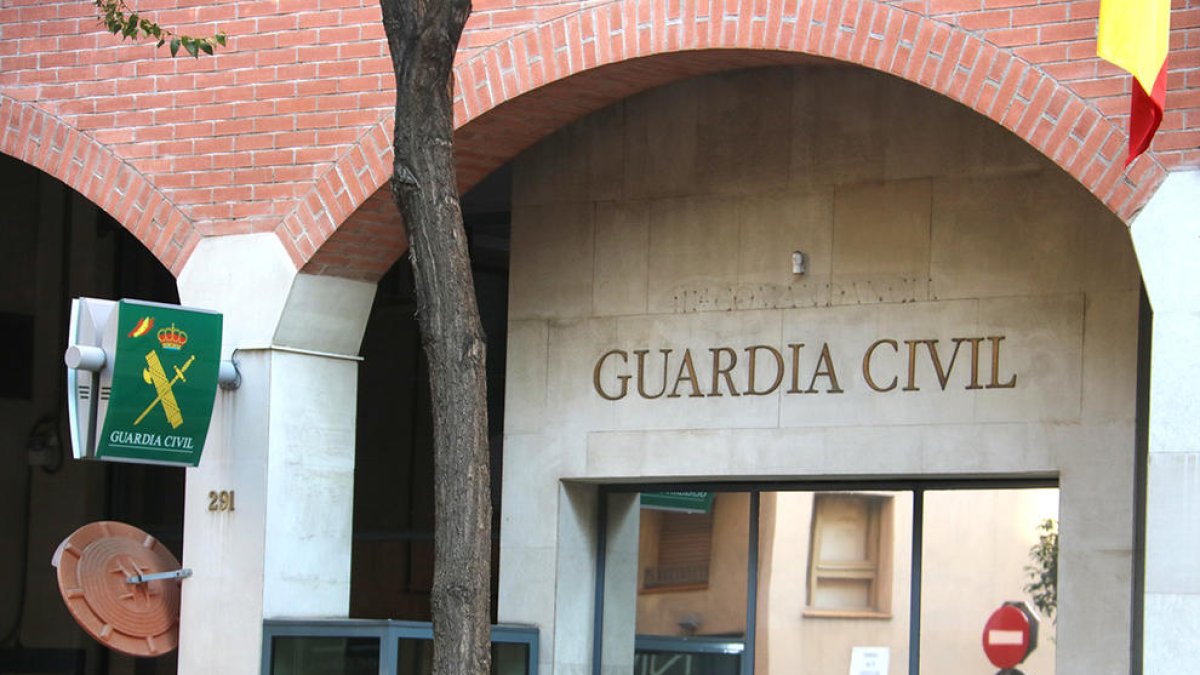 La caserna de la Guàrdia Civil de Travessera de Gràcia, on hi ha una part dels detinguts