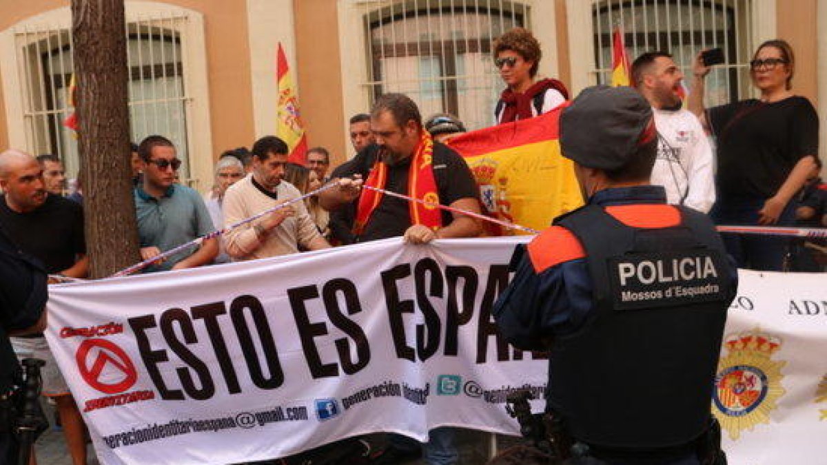 Més de 150 persones es manifesten a favor de la Guàrdia Civil a la caserna de Travessera de Gràcia, el 21 de setembre del 2017.
