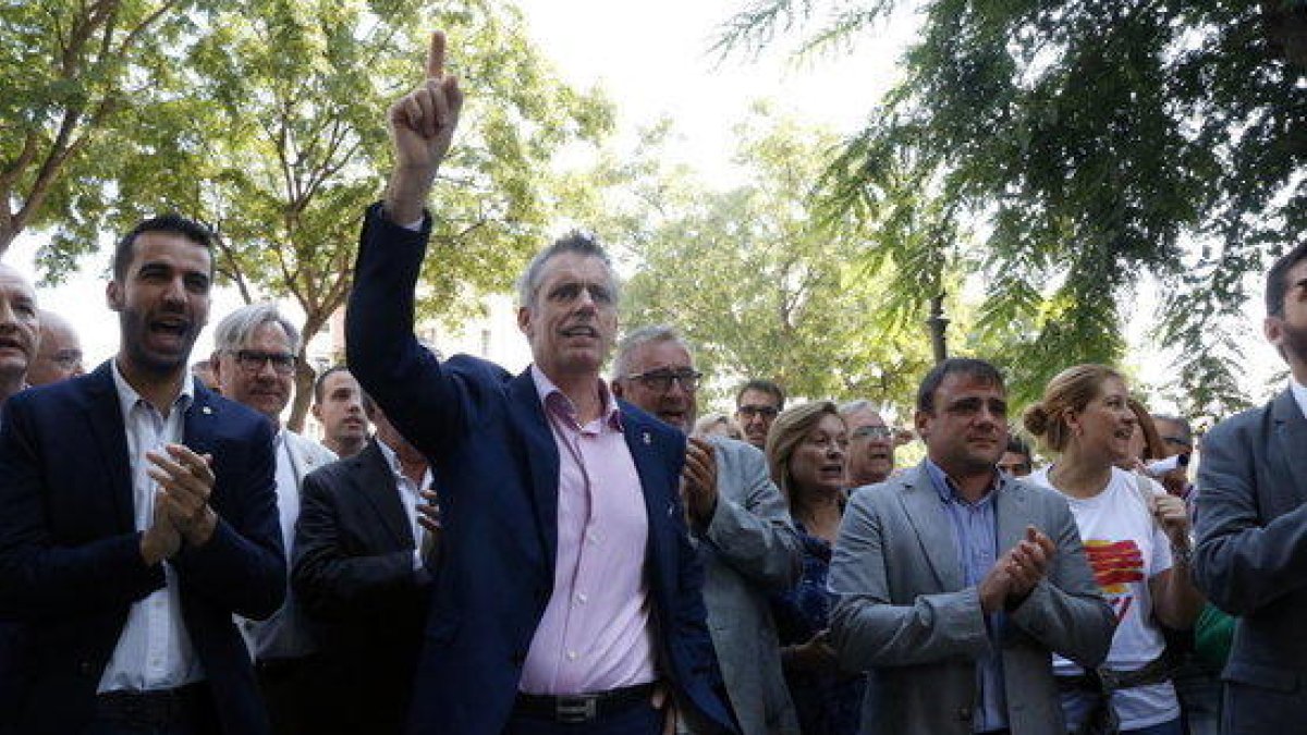 L'alcalde d'Amposta, Adam Tomàs, amb el braç alçat cridat 'Votarem'.