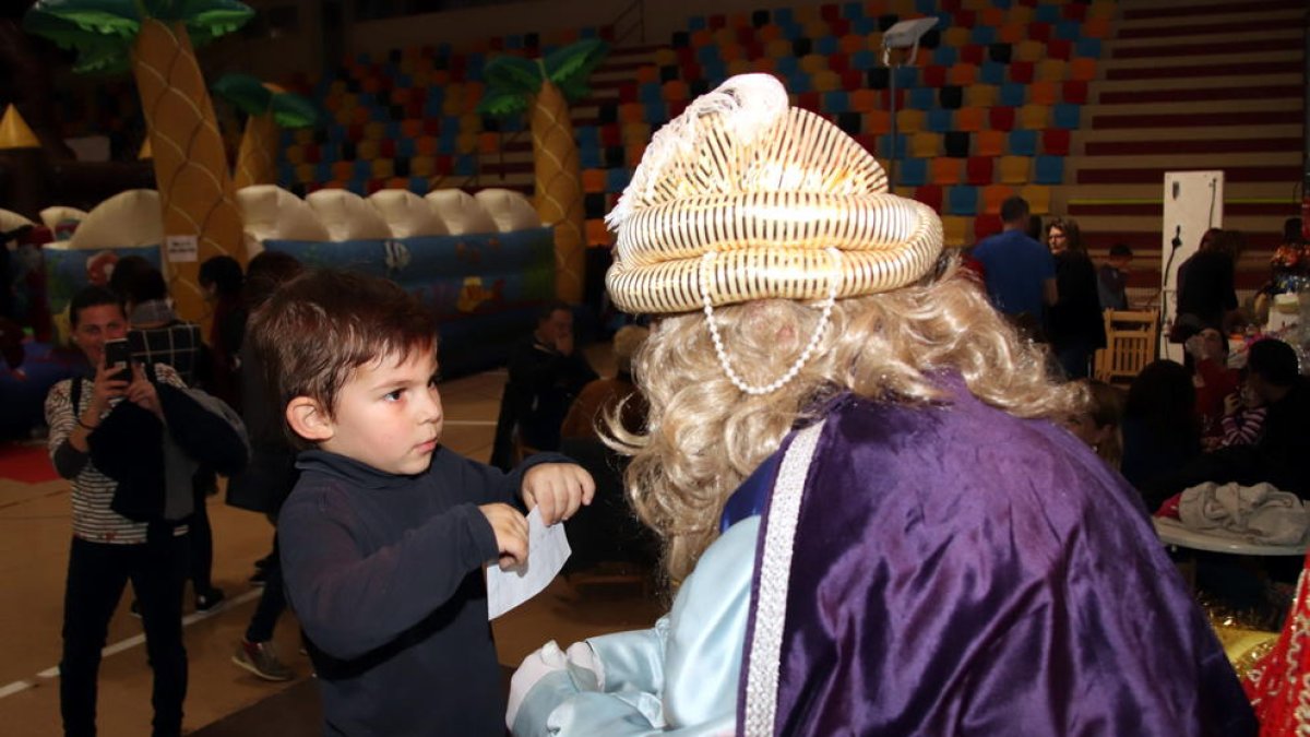 El Patje Reial recollint els desitjos de un nen a Roda de Berà