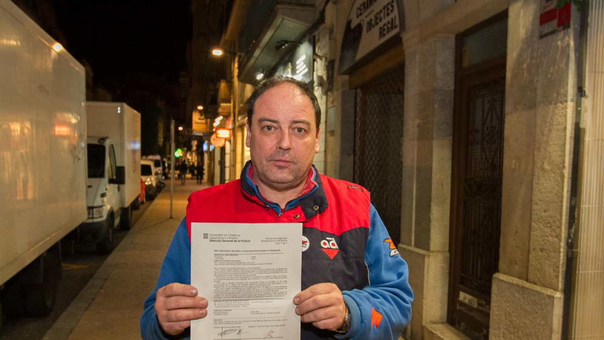 Perelló, ayer jueves, con el documento de derechos al detenido.