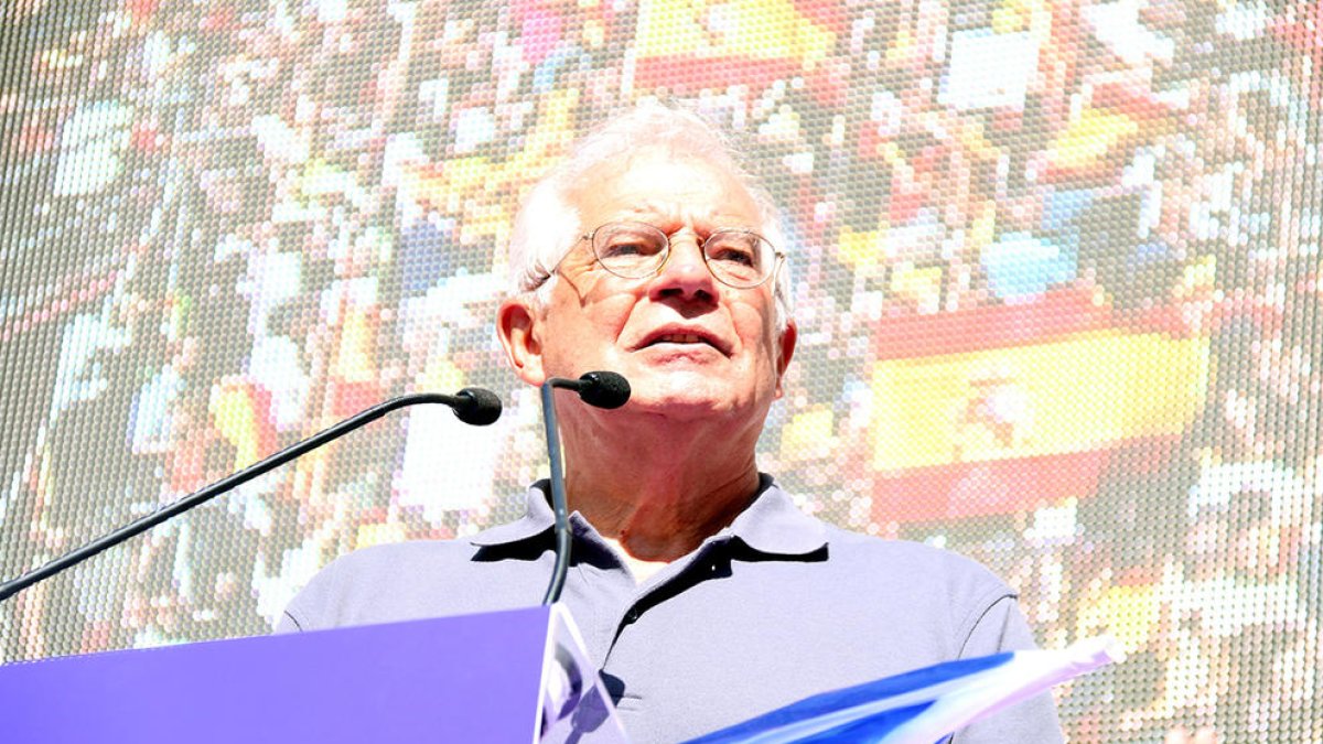 Josep Borrell durantla manifestació unionista del passat 8 d'octubre a Barcelona.