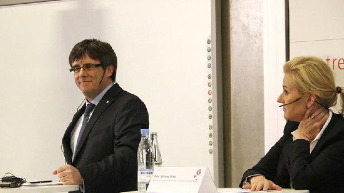 Primer pla de Carles Puigdemont, amb una de les participants al debat sobre Catalunya de la Universitat de Copenhaguen, el 22 de gener de 2018. (Horitzontal)