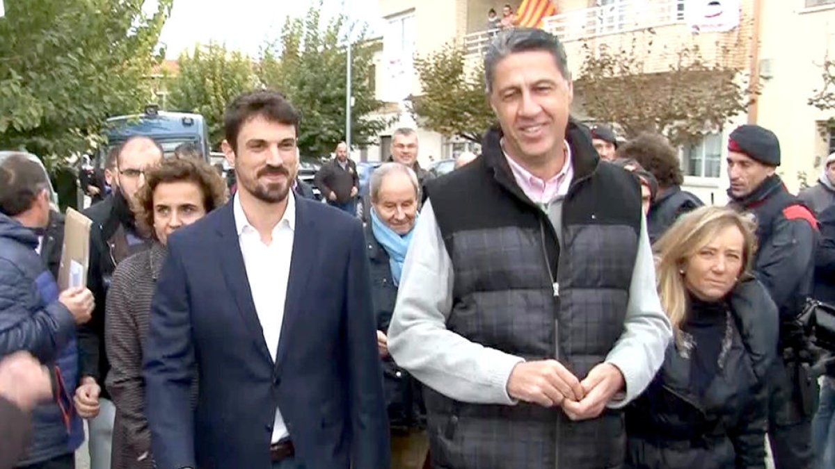 El president del PPC, Xavier Garcia Albiol, amb l'alcalde de Gimenells, Dante Pérez, i la ministra de Sanitat, Dolors Montserrat