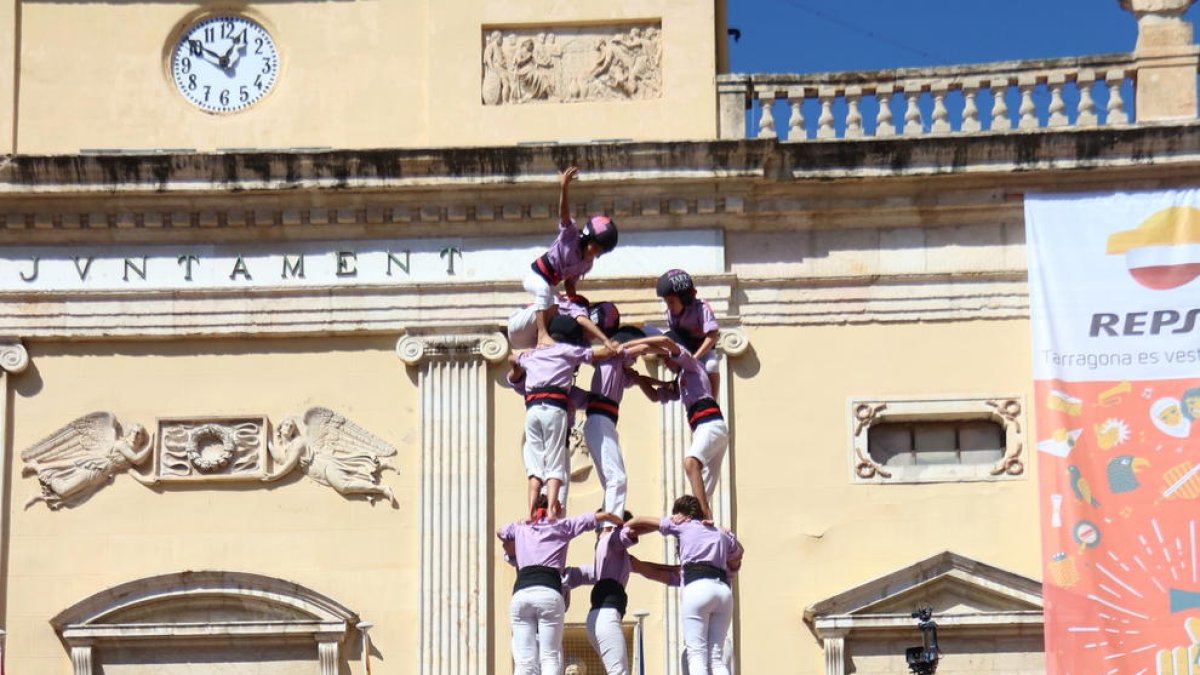 Cinc de nou amb folre descarregat per la Colla Jove Xiquets de Tarragona. Imatge del 17 de setembre de 2017