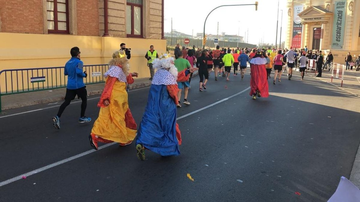 Un total de 170 personas hicieron el recorrido de 5 kilómetros, mientras que 30 niños y niñas tomaron parte de las carreras infantiles.