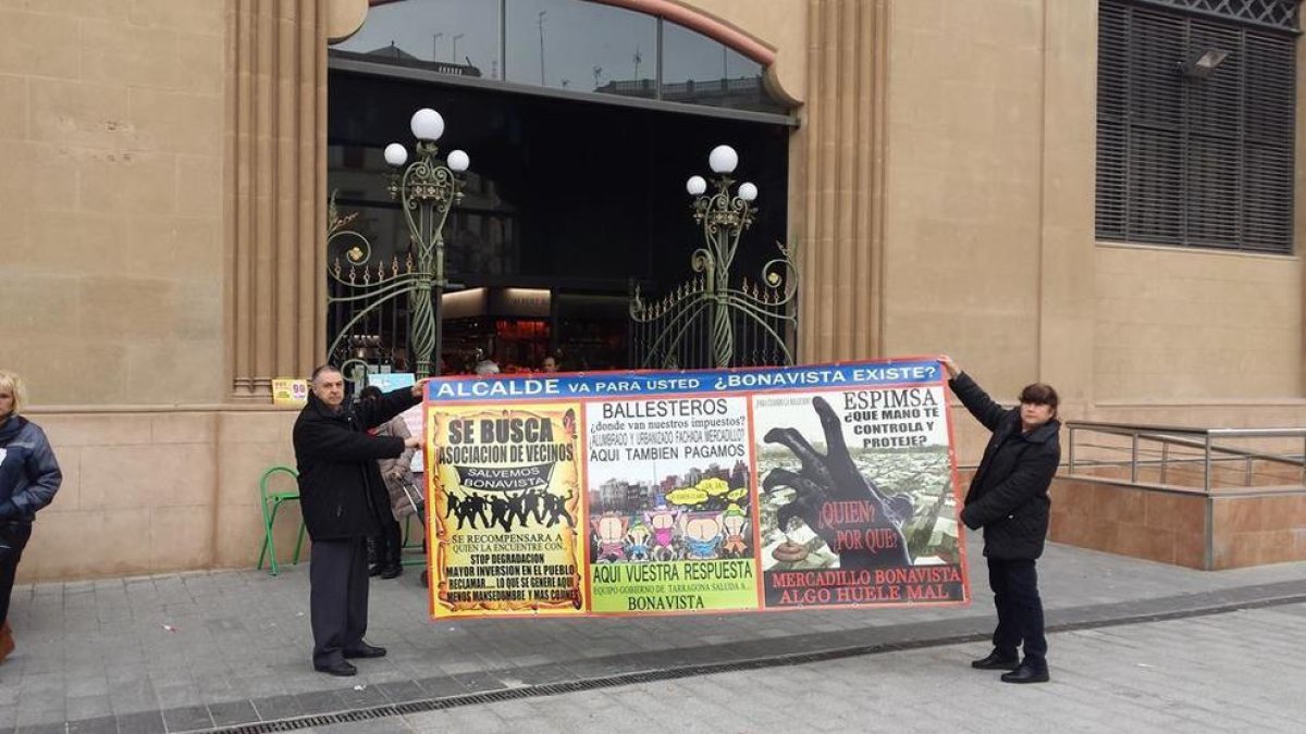 Heredia, ahir amb la pancarta que va introduir a l'interior del Mercat Central.