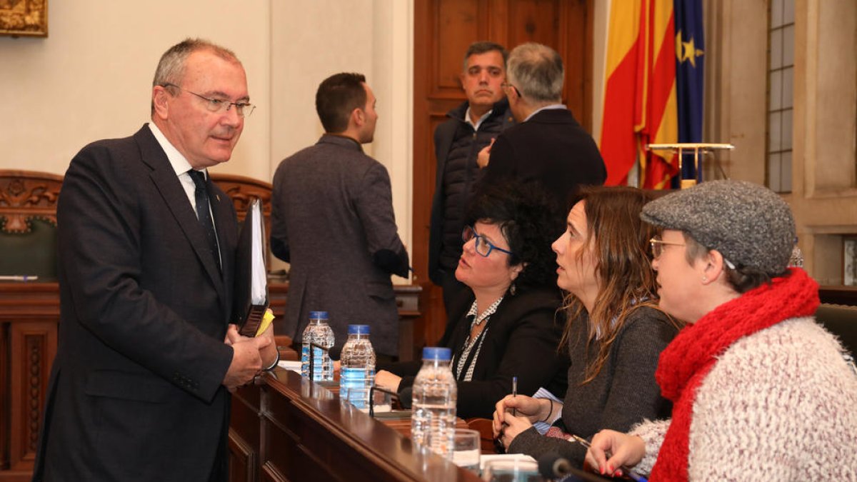 L'alcalde de Reus, Carles Pellicer, i les tres regidores del PSC, amb Andreu Martín al fons.