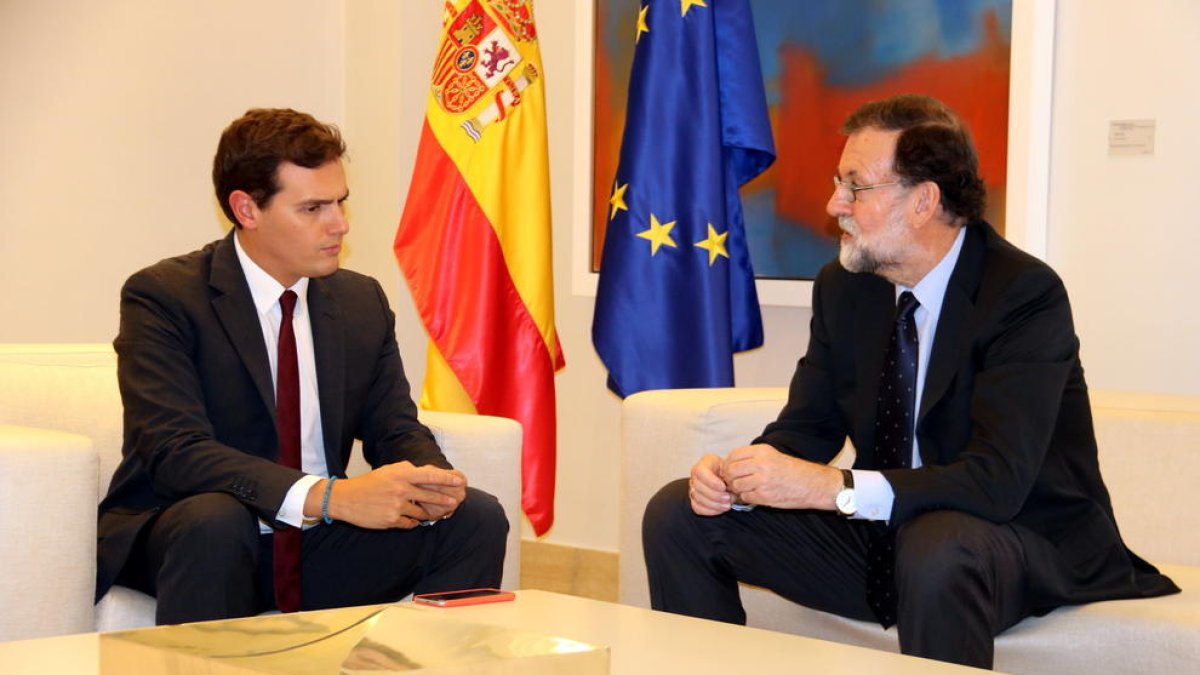 Imatge de la reunió entre Mariano Rajoy i el líder de Cs, Albert Rivera, a la Moncloa, el 2 d'octubre de 2017.