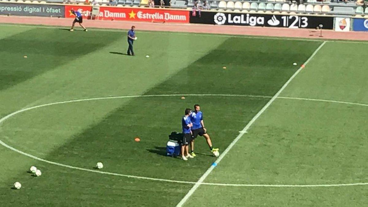 Aritz López Garai xerra amb el seu segon, Xavi Bartolo, moments abans de començar el partit.