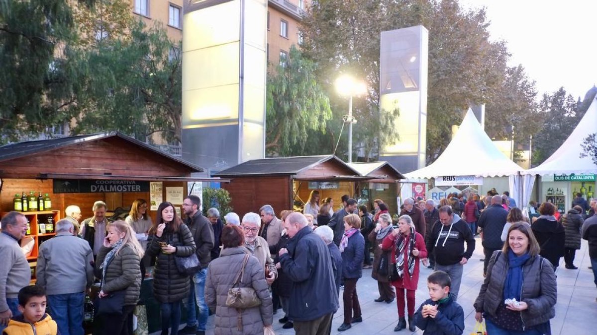 Imatge de la 21a Fira de l'oli DOP Siurana aquest divendres a la plaça de la Libertat.