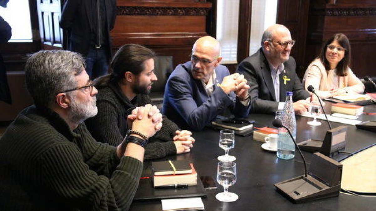 El diputado de la CUP, Carles Riera; los diputados de ERC; Gerard Gómez del Moral y Raül Romeva; el portavoz de JXCat, Eduard Pujol, y la diputada del mismo partido Gemma Geis, este 25 de enero 2018.