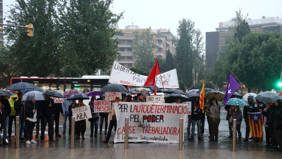 Assistents a la convocatòria a Tarragona per reclamar la llibertat dels presidents d'Òmnium Cultural i ANC, Jordi Sànchez i Jordi Cuixart.